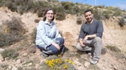 Daniel DeMiguel (investigador ARAID) y Beatriz Azanza (Profesora Titular), investigadores de la Universidad de Zaragoza autores del trabajo muestreando en campo.